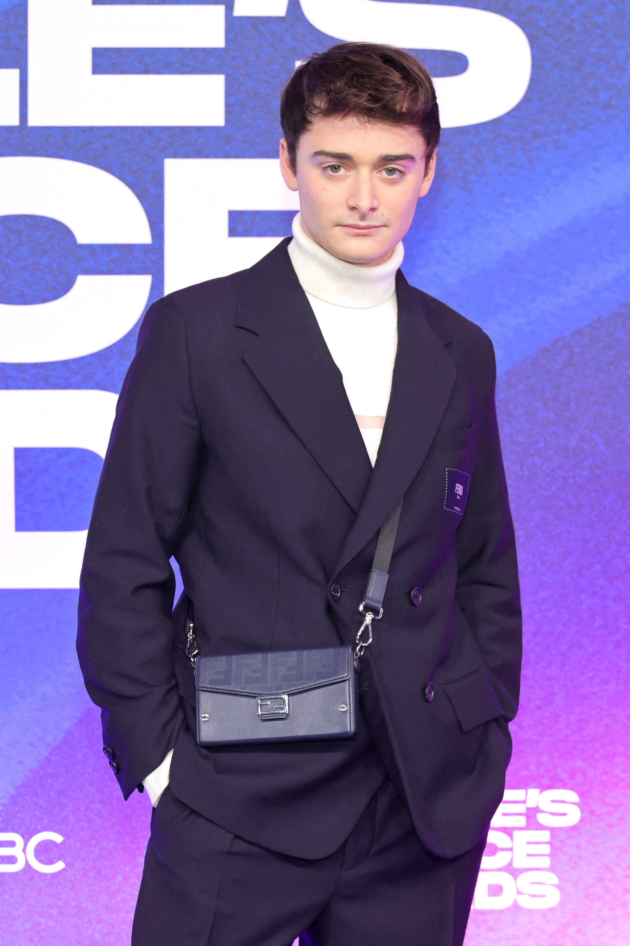 Noah Schnapp, ator de 'Stranger things', conta que é gay e diz que ficou 'assustado no armário por 18 anos'