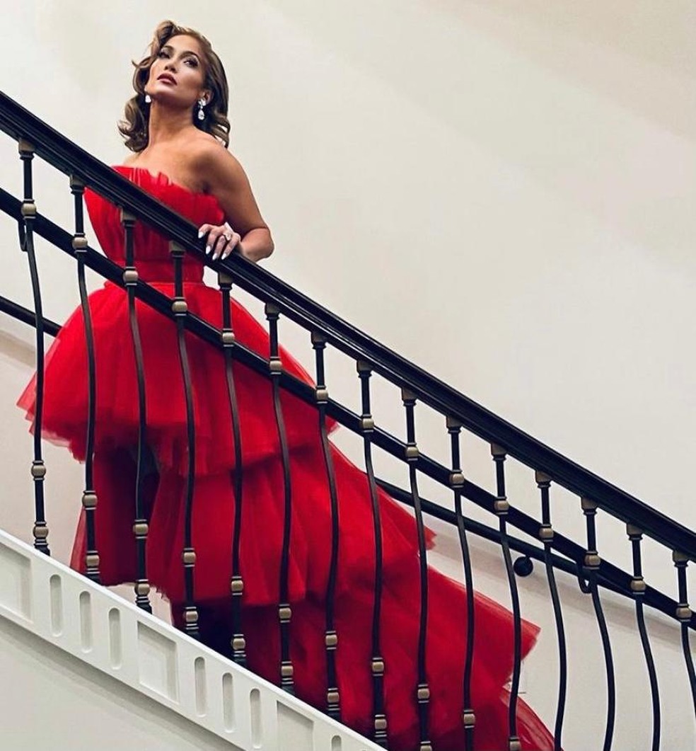 Jennifer Lopez divou na escada de sua casa  — Foto: Reprodução/Instagram 