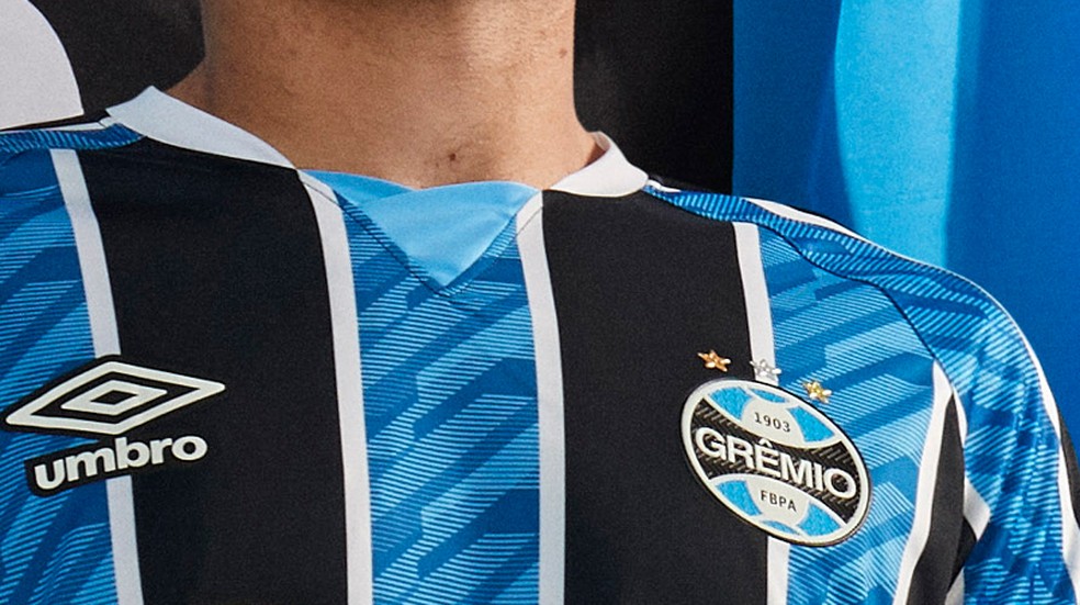 Gremio Lanca Uniformes E Tem Camisa Branca Listrada Para 2020 Veja Fotos E Detalhes Gremio Ge