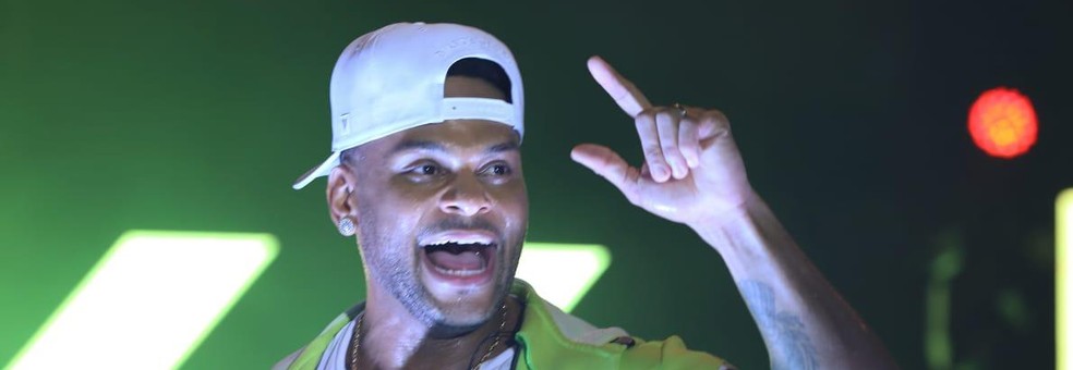 Anfitrião da noite e marido de Scheila, Tony Salles, fez o lançamento oficial da nova música “Abaixa que é tiro”.  — Foto: Mateus Ross