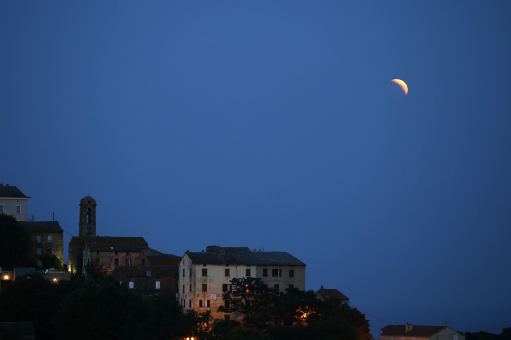Eclipse visto em Castellare-di-Casinca, França (Foto: PASCAL POCHARD-CASABIANCA/AFP)