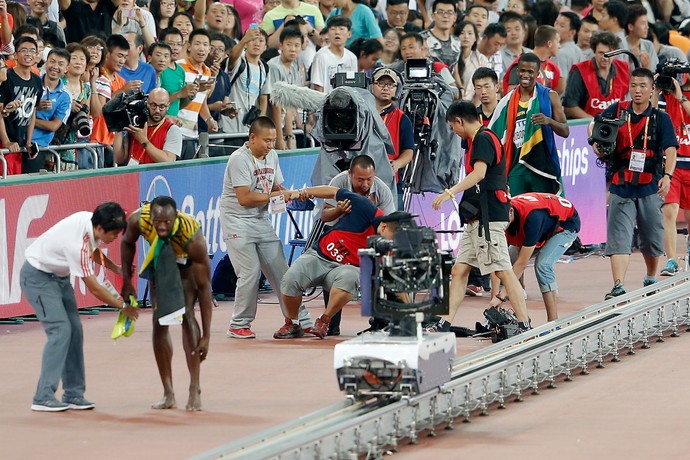 Usain Bolt é atropelado por câmera em segway após final dos 200m do Mundial de Atletismo (Foto: Getty Images)