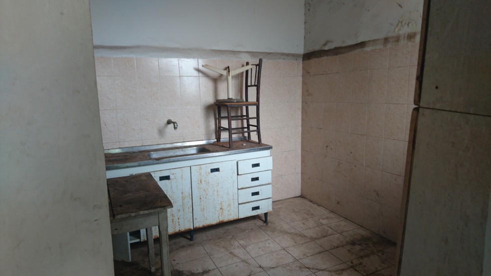 Prefeitura retira cerca de 100 toneladas de lixo de casarão de acumulador em Agudos — Foto: Sérgio Pais/G1