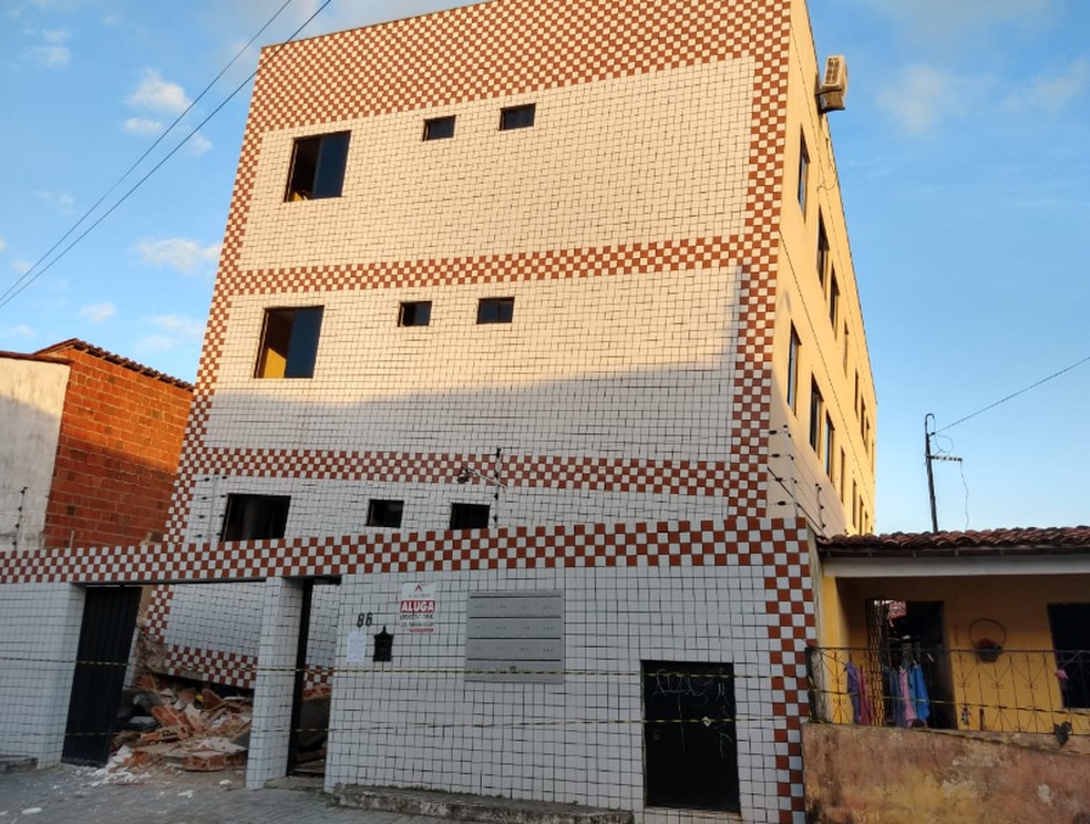 Seis dias antes do desabamento parcial, a Defesa Civil de Fortaleza esteve no local e constatou o risco de desabamento.  â Foto: Halisson Ferreira/TV Verdes Mares