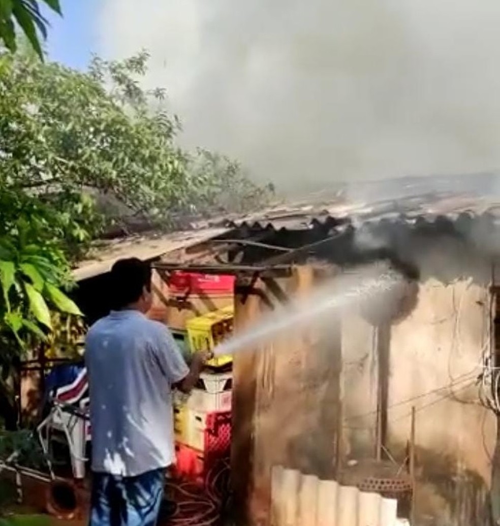 Incêndio atinge restaurante próximo ao balneário de Panorama (SP) — Foto: Panorama Notícias