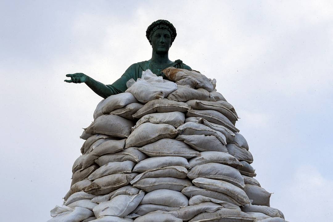 Monumento foi encoberto por sacos de areia