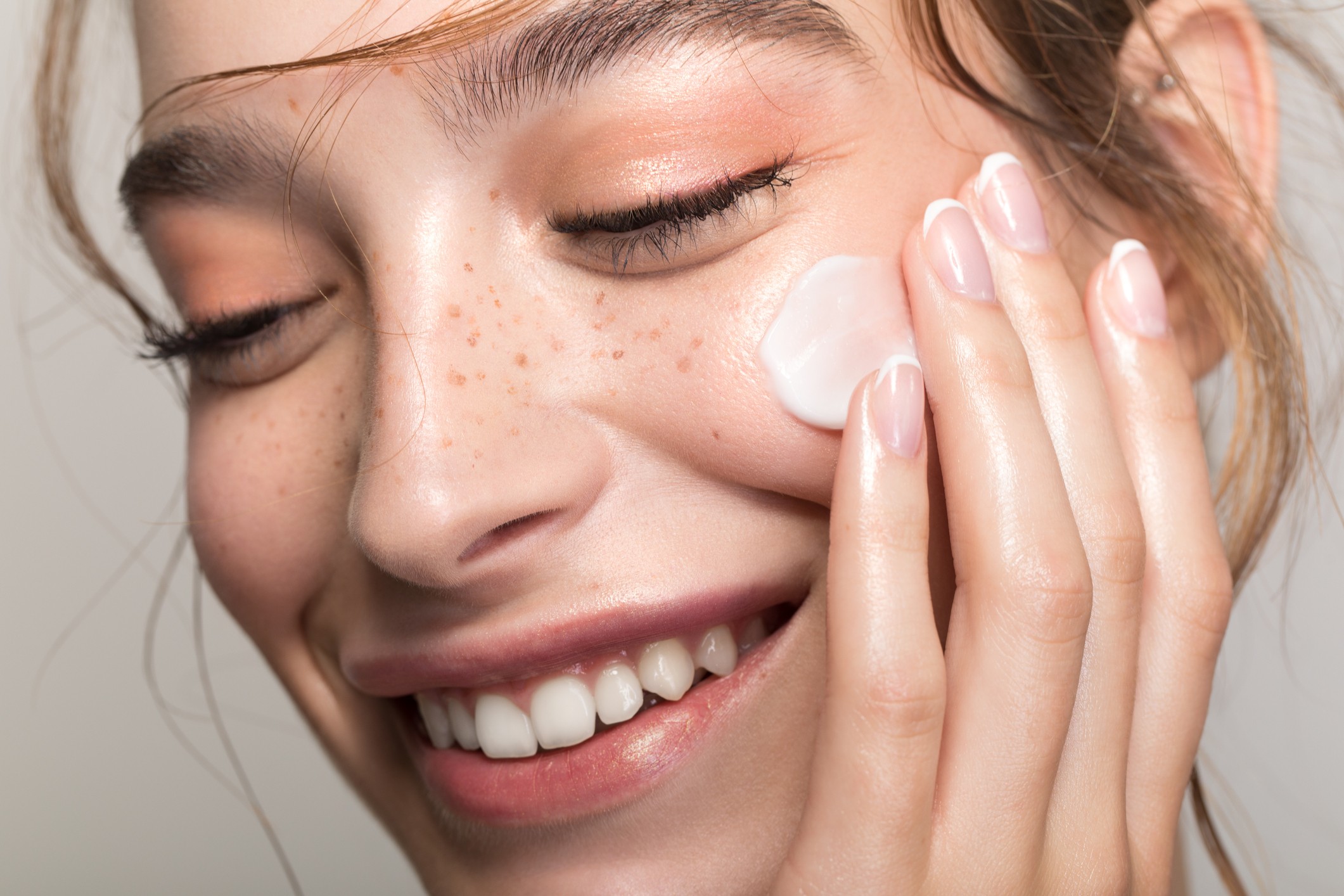 A hidratação facial é imprescindível na rotina de skincare (Foto: Getty Images)