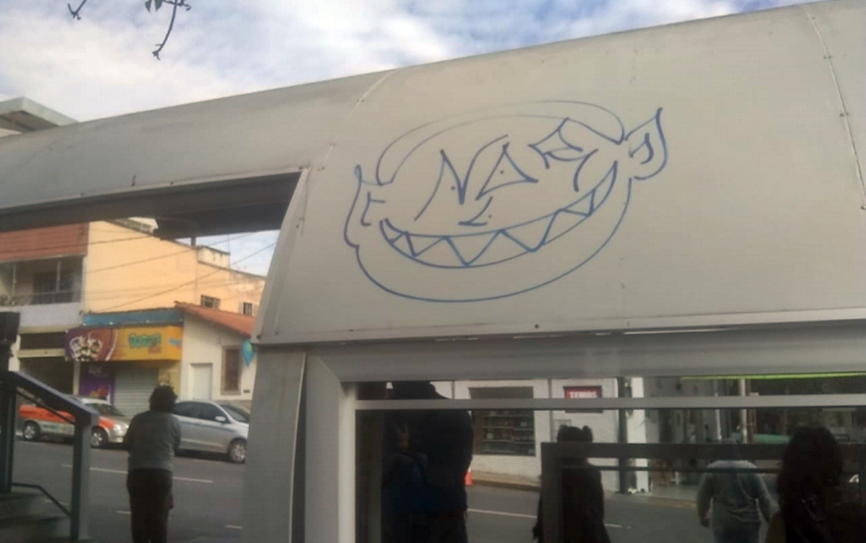 Ponto Central de transporte coletivo é pichado durante o fim de semana em Varginha, MG