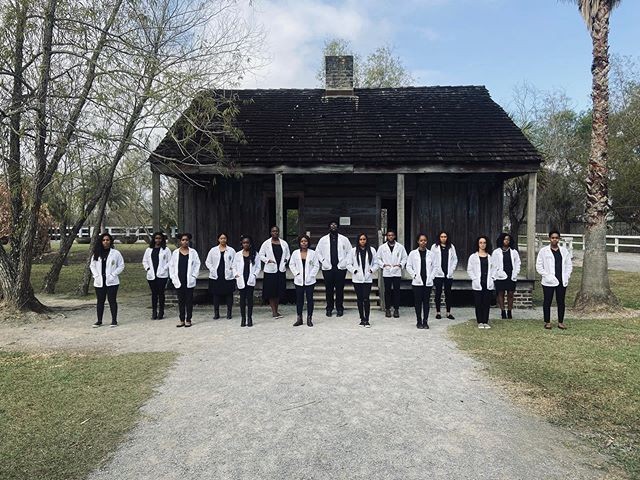 Estudantes negros de medicina posam para foto em antiga fazenda de escravizados (Foto: Reprodução/ Instagram)