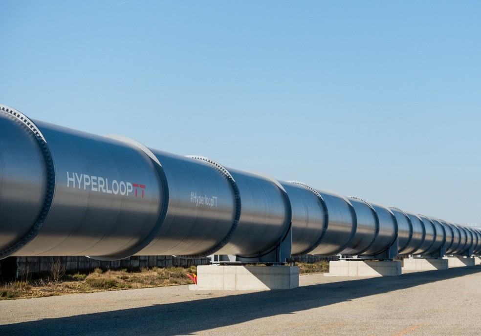 Tecnologia funciona em tubos despressurizados para eliminar a resistência do ar — Foto: HyperloopTT/Divulgação