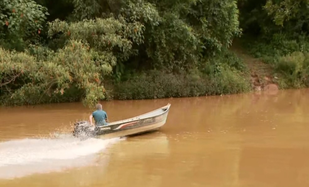 Moradores utilizam barcos para atravessar rio após queda de ponte em Piranguinho, MG — Foto: Reprodução/EPTV