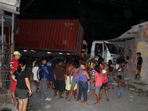 O caminhão interditou a esquina entre a Av. Solimões e a Rua Tiradentes (Foto: Mônica Dias/G1)