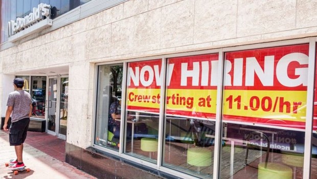 Franquias do McDonald's estão oferecendo melhores salários, bônus de assinatura de contrato e mais benefícios em meio a escassez de pessoal (Foto: Getty Images via BBC)