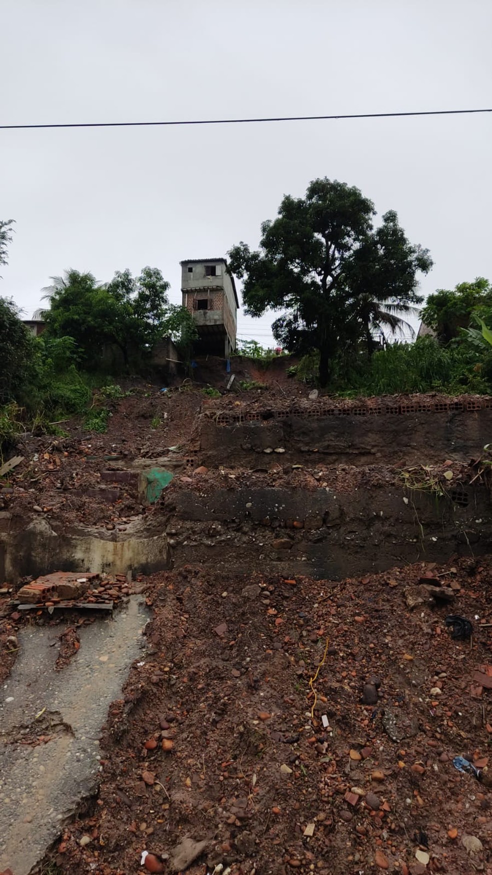Penedo tem deslizamento de barreira e desabamento de casas em dia de chuva forte — Foto: Eduardo Pinto