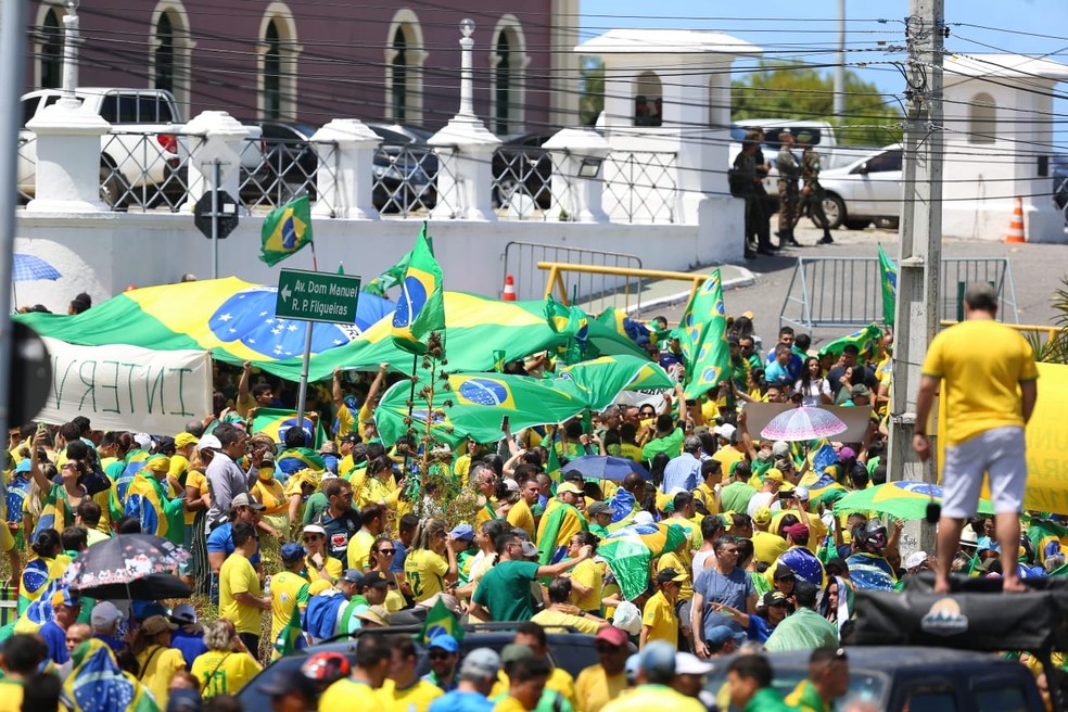 Ato de apoiadores de Bolsonaro em Fortaleza — Foto: Fabiane de Paula