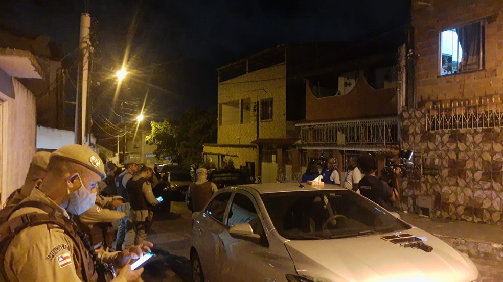 Policiais militares próximos à casa invadida por homens que fizeram moradores reféns em Lauro de Freitas — Foto: Felipe Oliveira/TV Bahia
