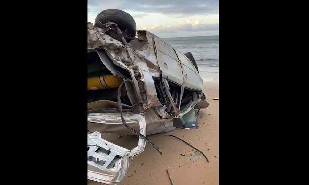 Carro caído na praia de Tabatinga, em Nísia Floresta — Foto: Reprodução