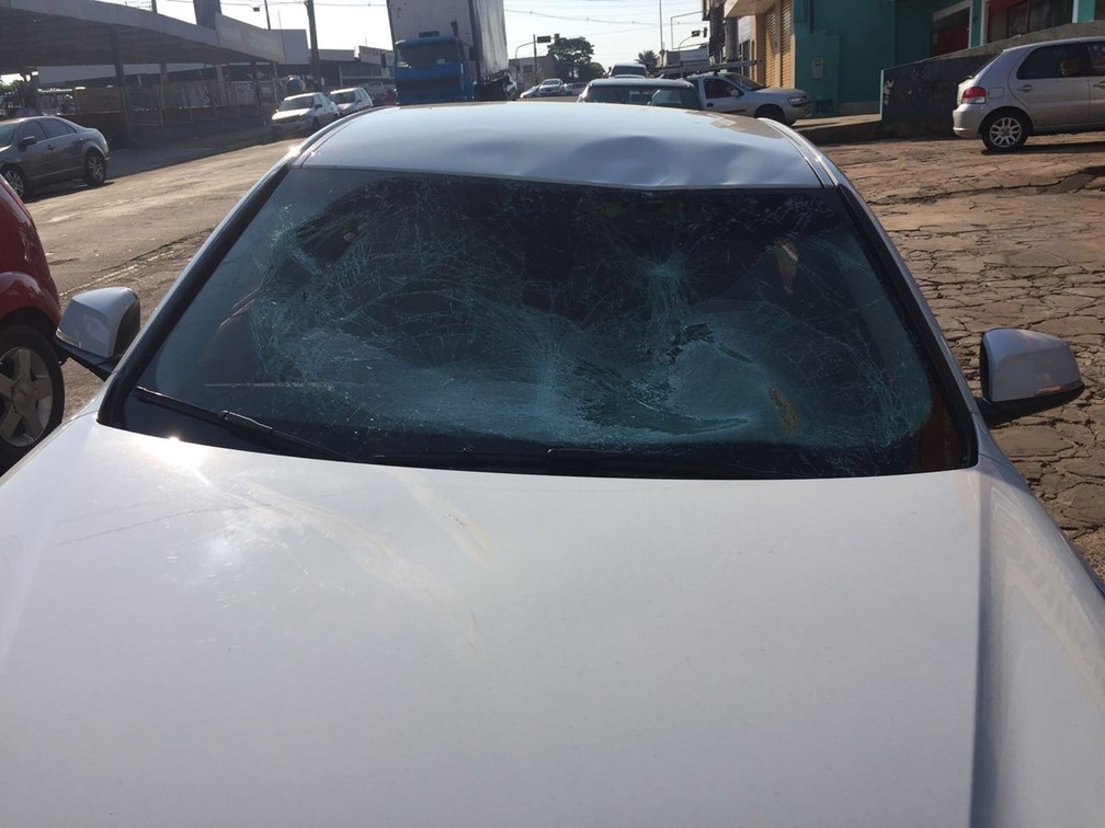 Paraquedista cai em cruzamento e é atropelado por carro de luxo em Campo Grande (Foto: Graziela Rezende/G1 MS)