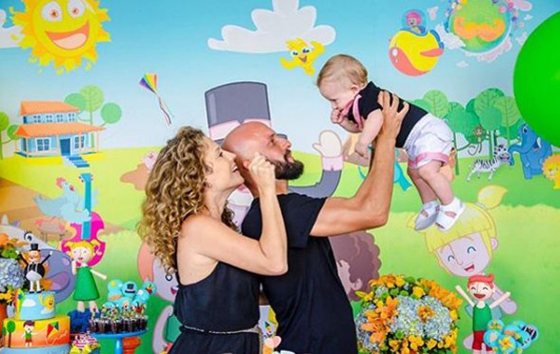 Maíra Charken e o marido, Renato Antunes, na festa de 6 meses do filho deles, Gael (Foto: Reprodução/Instagram)