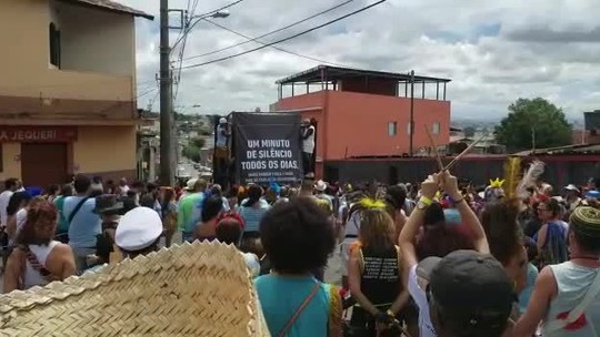 Bloco dedicado ao 'rei' Roberto Carlos presta homenagem a atingidos de Brumadinho