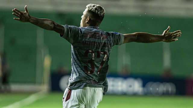 Matheus Martins comemora gol em Petrolero x Fluminense