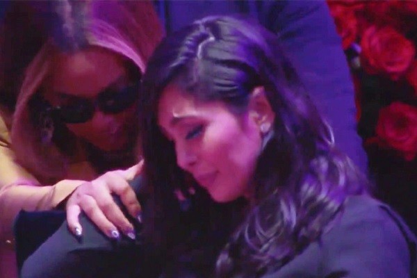 Beyoncé consolando Vanessa Bryant durante memorial de Kobe (Foto: Reprodução/YouTube)