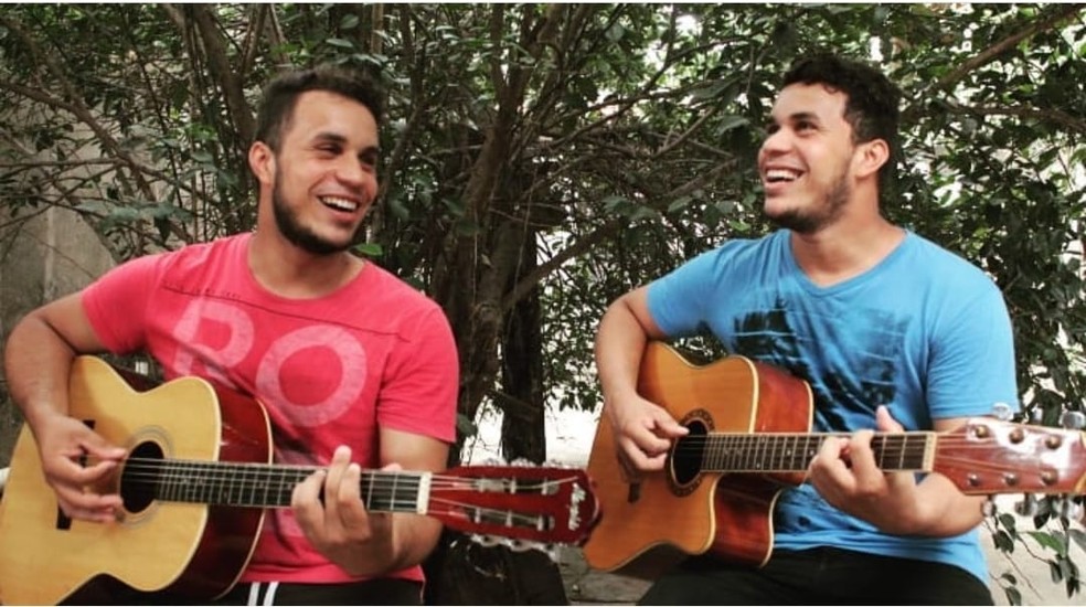 Gêmeos Victor Oliveira e Gabriel Freitas, de 29 anos, foram separados ao nascer e se reencontraram depois de adultos. — Foto: Arquivo pessoal
