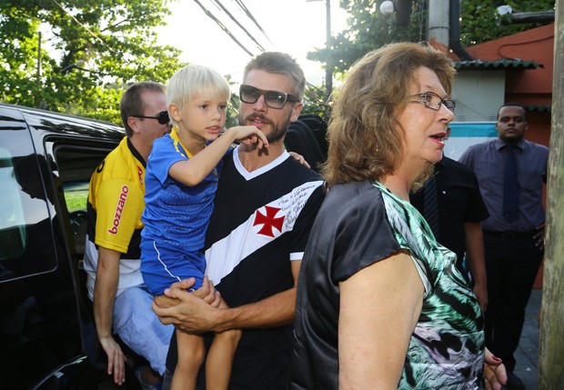 Rodrigo Hilbert chega com o filho (Foto: Marcello Sá Barretto/AgNews)