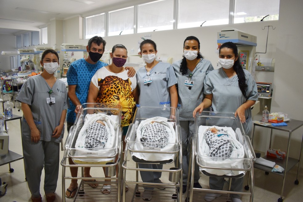Família e equipe do hospital antes da alta hospitalar  — Foto: Hospital Santo Antonio/Divulgação