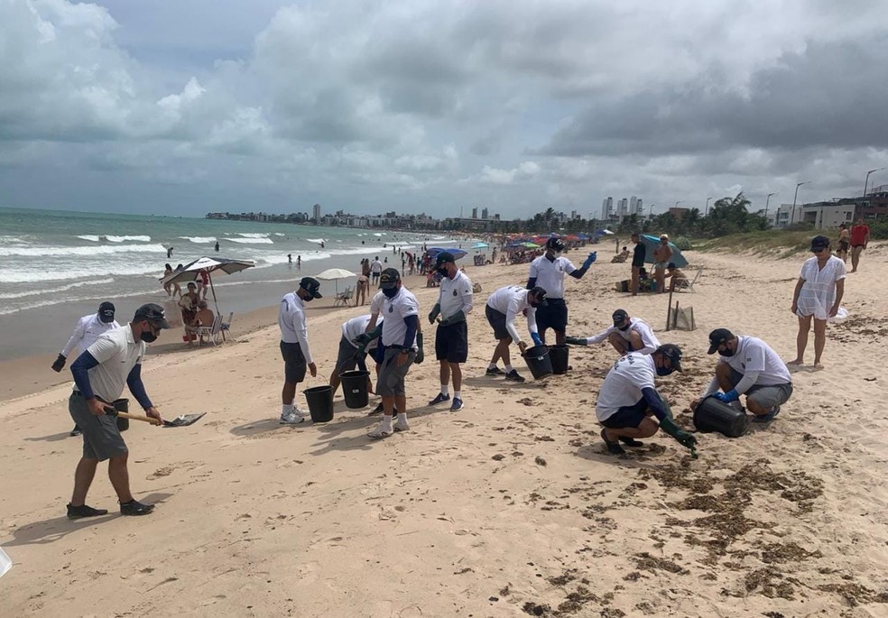 Manchas de óleo foram encontradas por moradores e turistas em praias de Cabedelo, na Grande João Pessoa — Foto: Capitania dos Portos/Divulgação