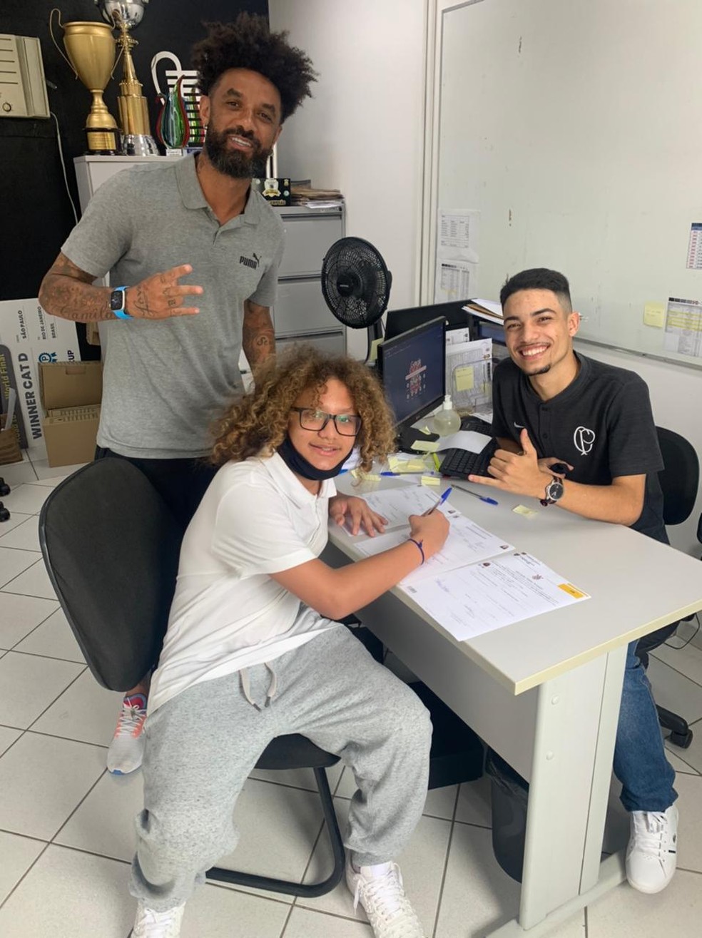 Filho do volante Cristian assina contrato para atuar na base do Corinthians