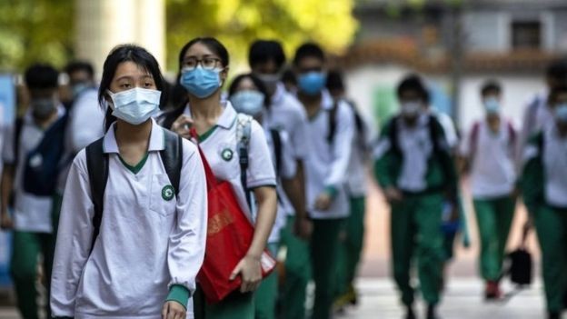 Alunos chineses na volta às aulas em Guangzhou; país adiou em um mês seu exame nacional (Foto: EPA via BBC News)
