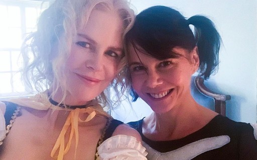Nicole Kidman exibe look de Halloween e semelhança com irmã se destaca