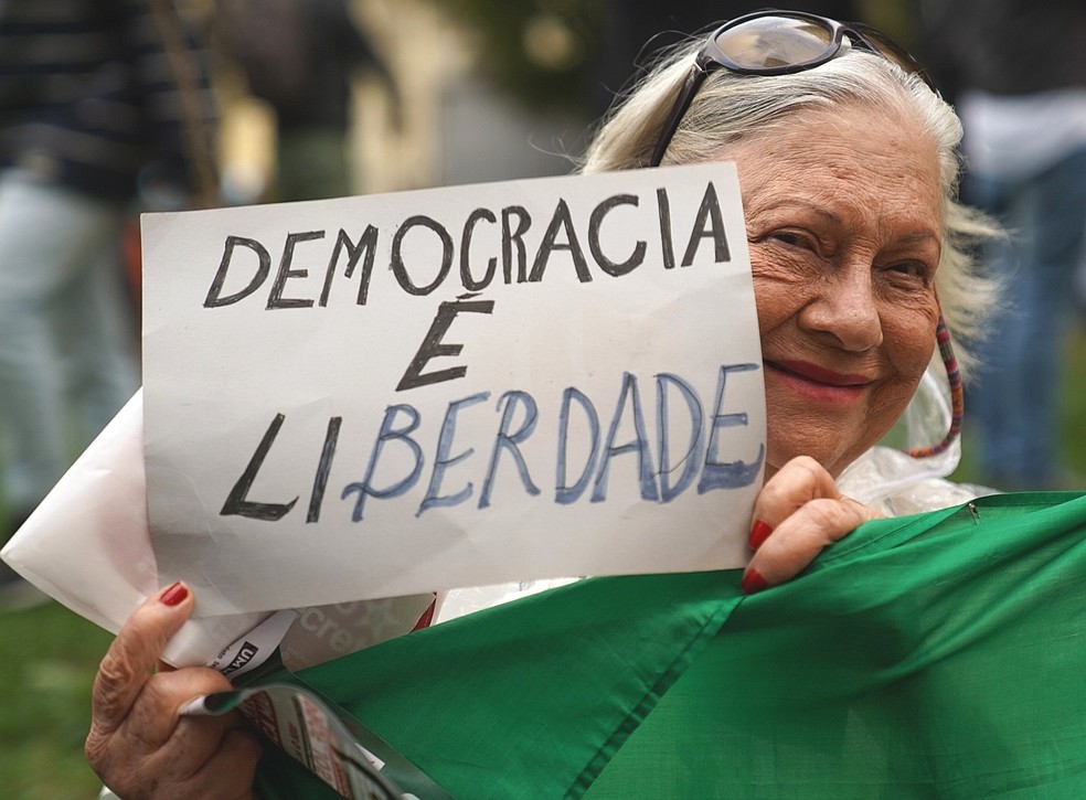 Manifestantes se reúnem no Centro do Rio em ato pela democracia — Foto: Marcos Serra Lima/g1