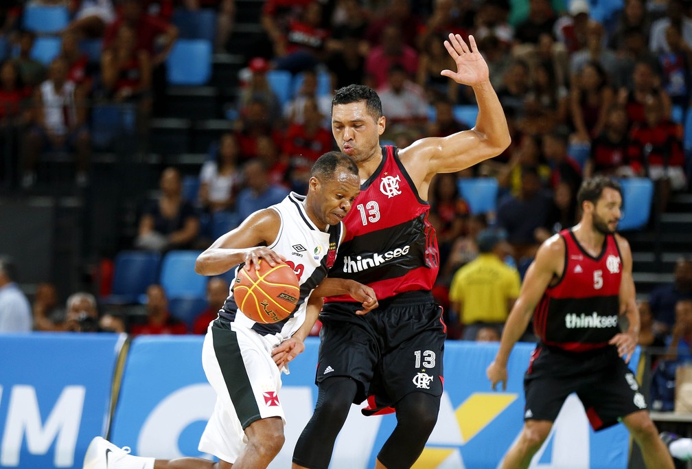 Nezinho tenta a jogada marcado de perto por JP Batista (Foto: MDJ Fotografia)