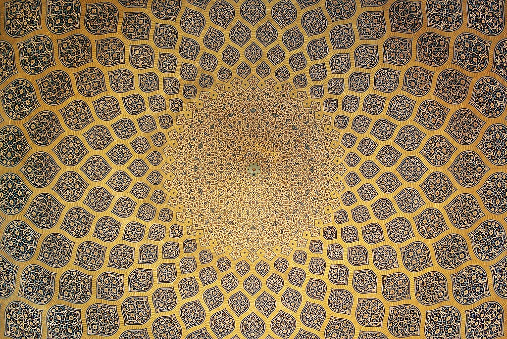 Exemplo de simetria no teto de uma mesquita em Isfahan, no Irã (Foto: Wikimedia Commons)
