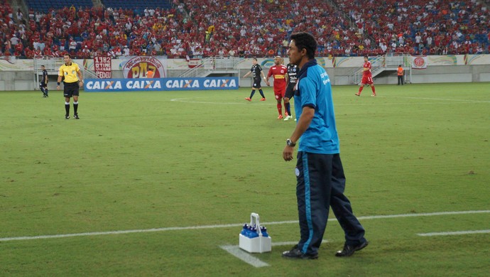 Betinho - técnico do Confiança (Foto: Augusto Gomes/GloboEsporte.com)