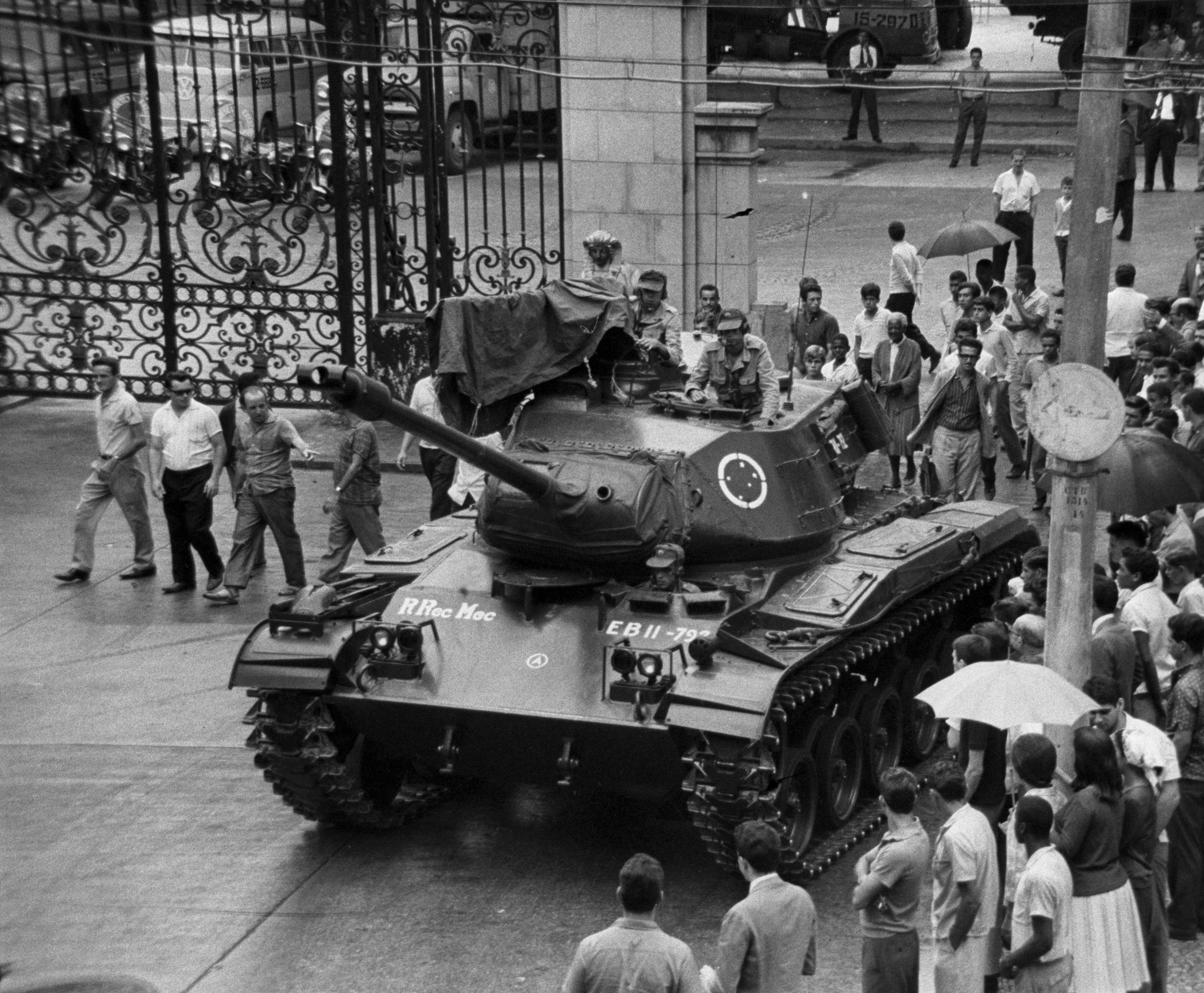 Tanque do Exército cerca o Parque Guinle no golpe militar de 1964