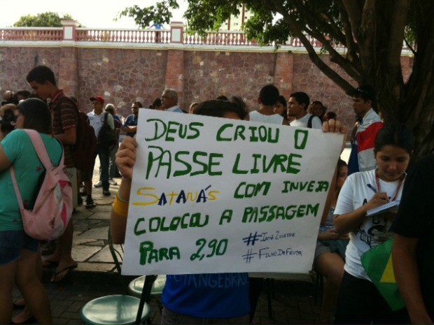 Manifestantes pedem redução da tarifa de ônibus (Foto: Tiago Melo/G1 AM)