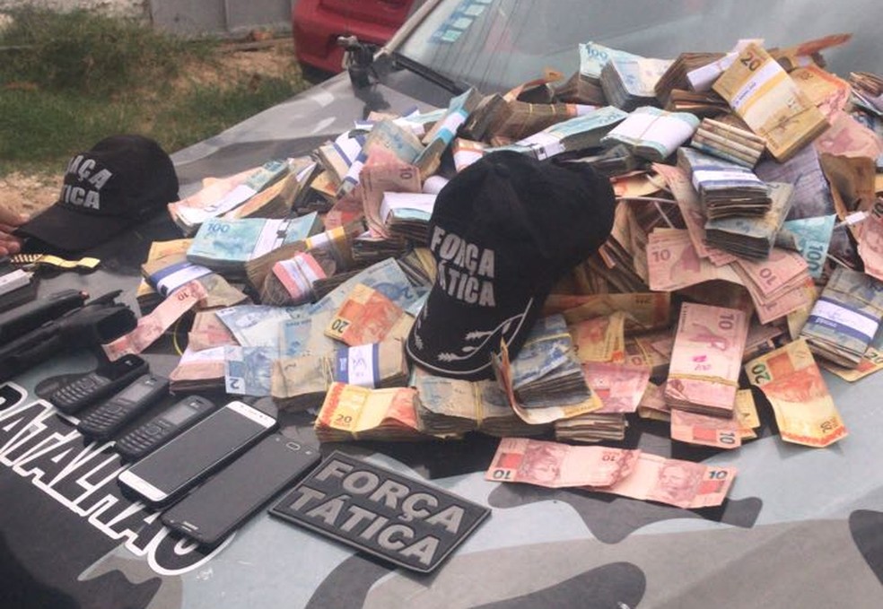 Dinheiro que seria roubado do banco foi apreendido. (Foto: Divulgação/ Polícia Militar)