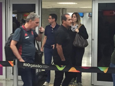 Após derrota, Fla desembarca no Rio com segurança reforçada