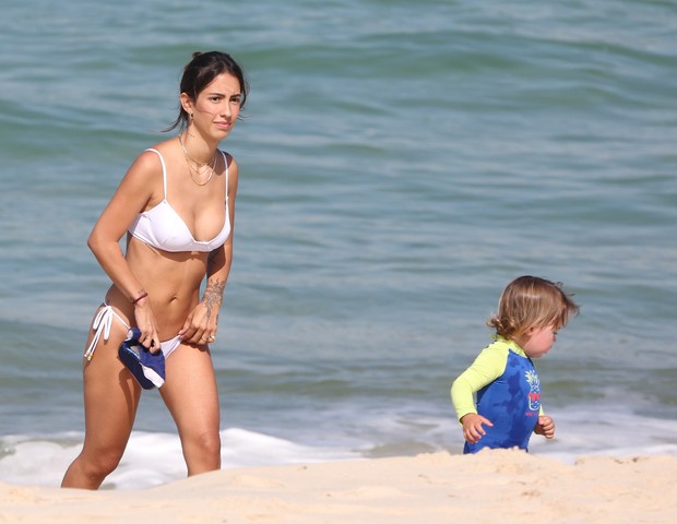 Gabi Brandt curte praia com filhos e babá (Foto: Agnews)