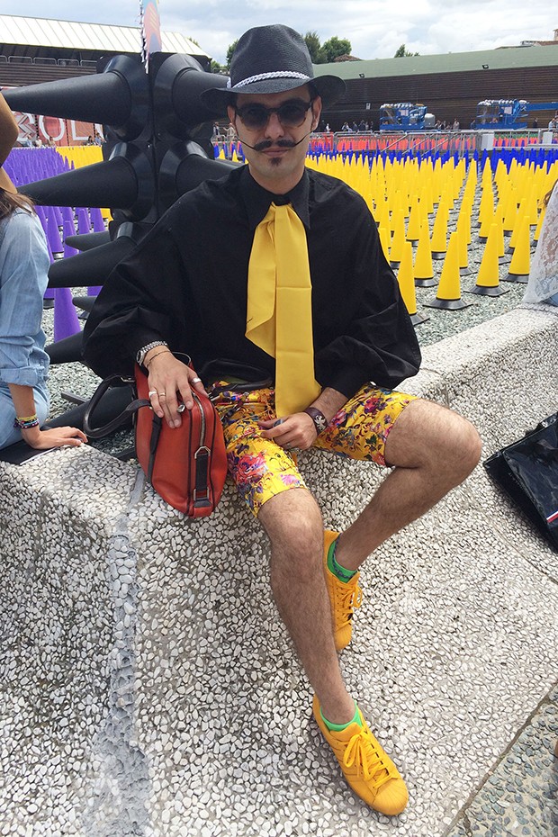 A colourfully dressed Pitti Uomo attendee (Foto:  Suzy Menkes/ Instagram)