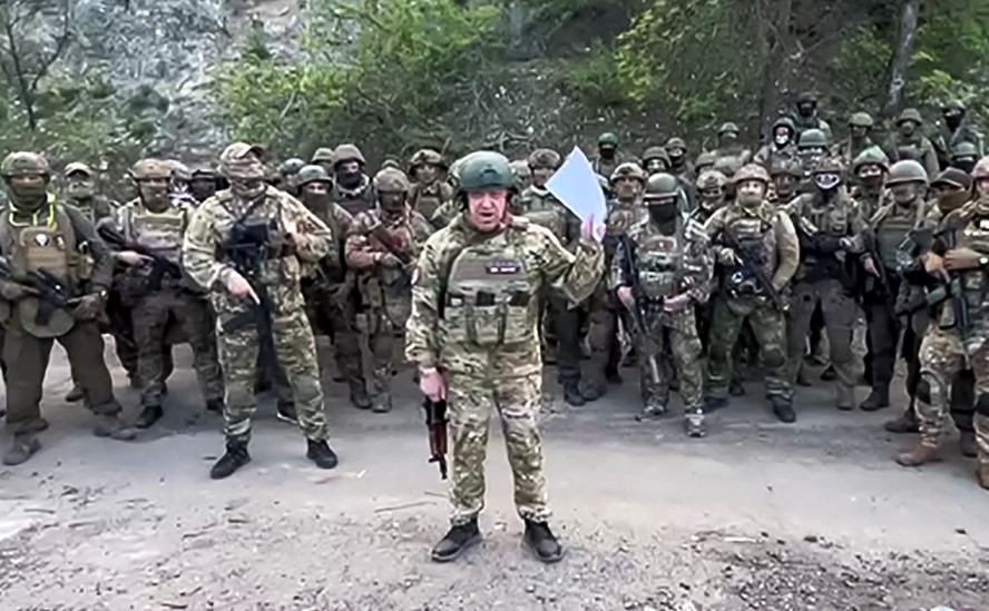 Yevgeny Prigojín aparece em vídeo ao lado de combatentes do grupo Wagner.