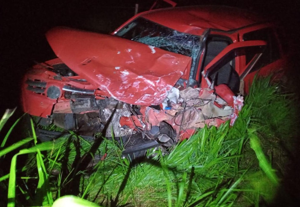 Motorista alegou que perdeu o controle ao ter visão ofuscada por farol em MS — Foto: Corpo de Bombeiros/Divulgação