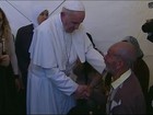 Papa visita ilha grega e leva famílias de refugiados para Itália