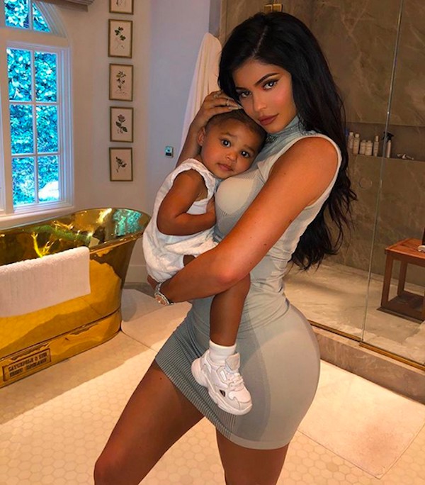 A socialite Kylie Jenner com a filha (Foto: Instagram)