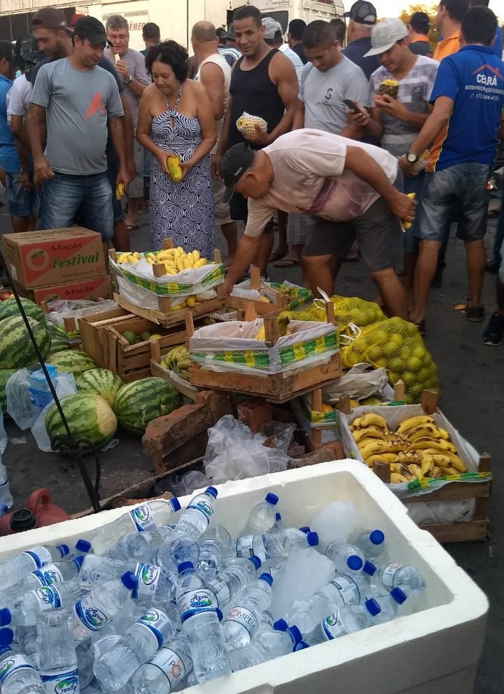 Caminhoneiros parados em posto fiscal de Penaforte (CE) estão recebendo doações  (Foto: Arquivo pessoal)