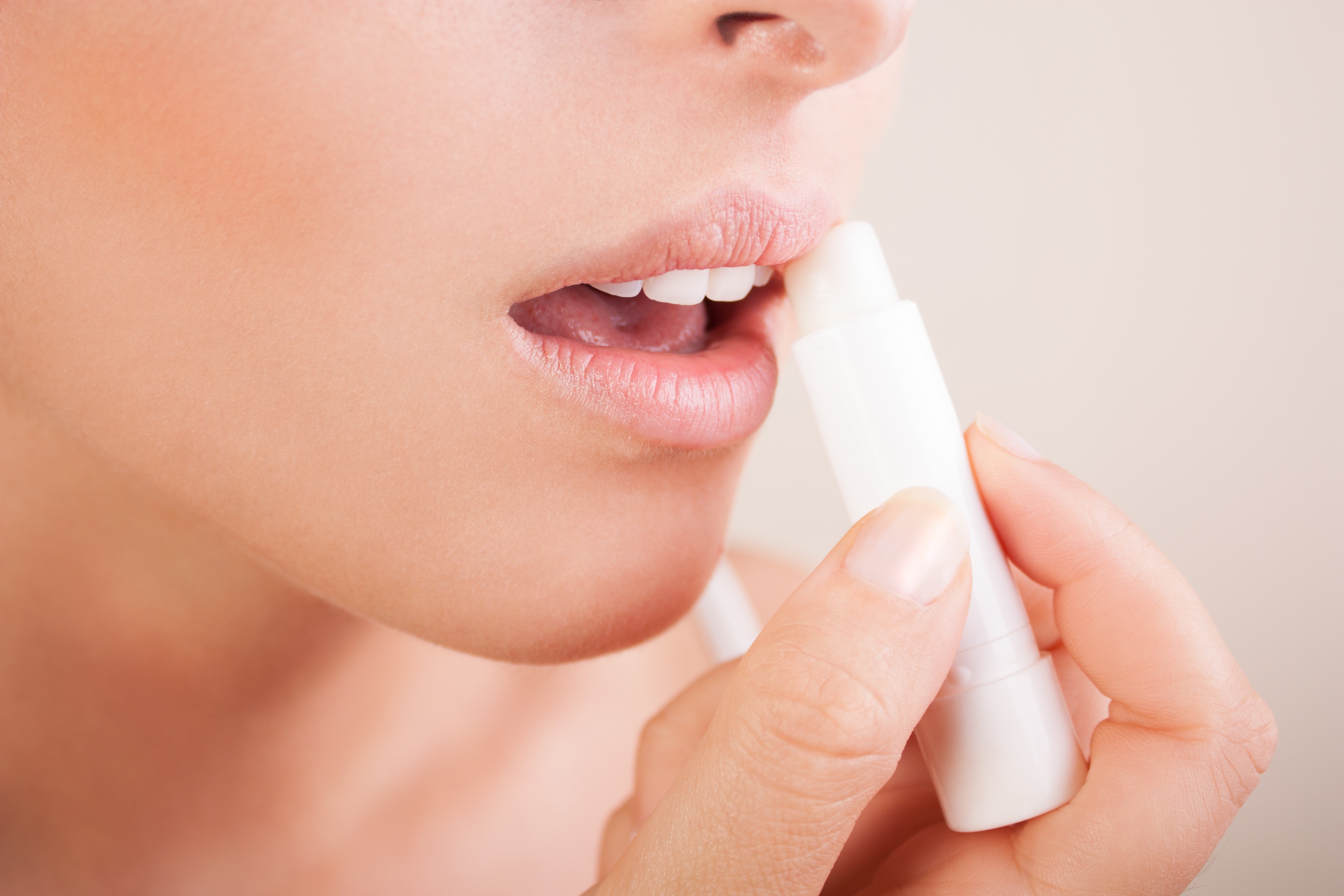 A dermatologista Karla Assed alerta que não se deve puxar a pele que eventualmente se solta dos lábios rachados (Foto: Thinkstock)