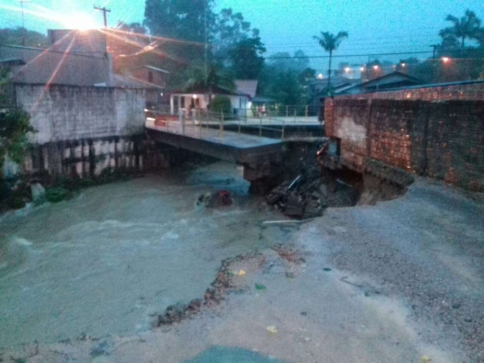 Ponte foi danificada pela chuva no bairro Ratones  (Foto:  Guilherme Costa/CBN/DivulgaÃ§Ã£o)
